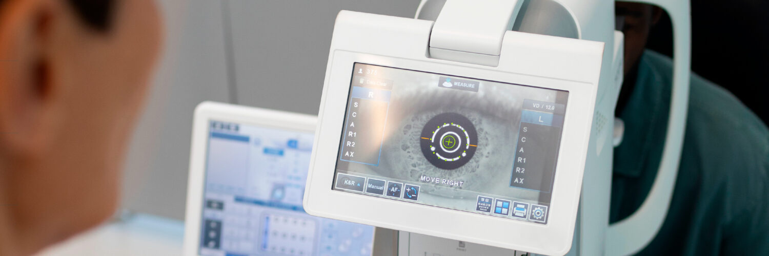 Optometrista efectuando una medición sobre el ojo de un paciente