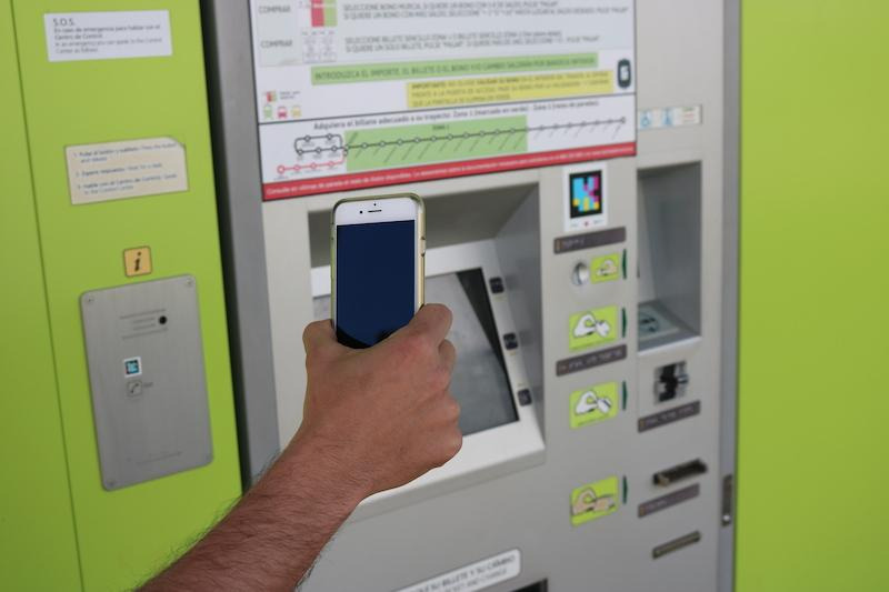 Imagen de una expendedora automática de billetes para transporte público equipada con un código NaviLens.